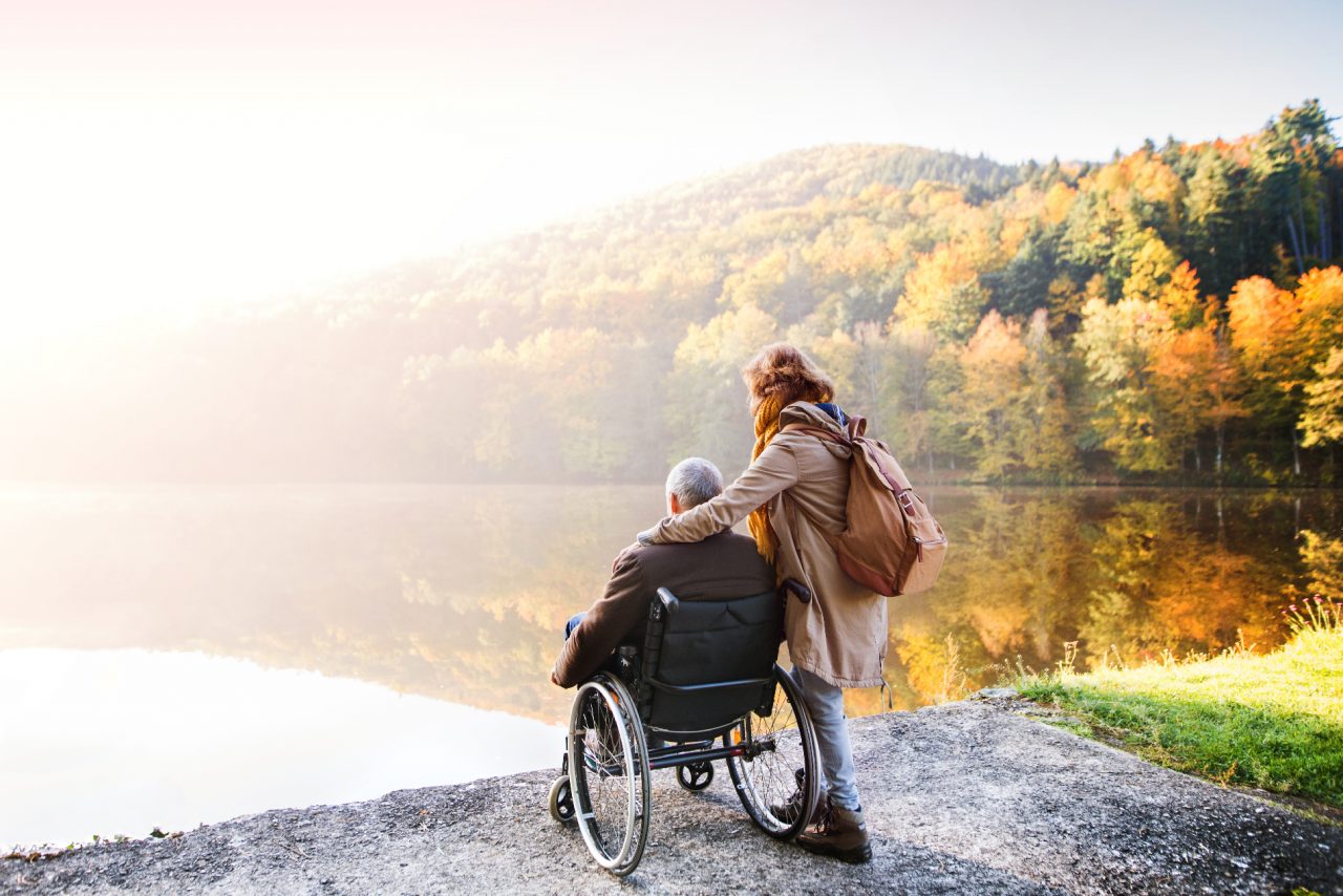 https://entrerodas.pt/wp-content/uploads/2021/02/senior-couple-with-wheelchair-in-autumn-nature-UCKXHTG-LAPTOP-0H993ECO-1280x854.jpg